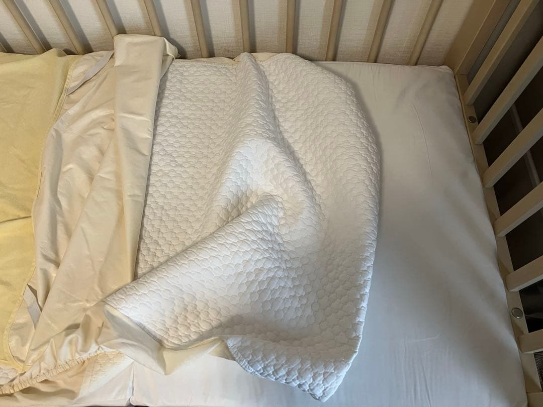 美品　ファミリア ベビーベッド　ベッドカバー・防水シーツ付き