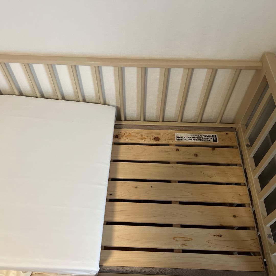 美品　ファミリア ベビーベッド　ベッドカバー・防水シーツ付き