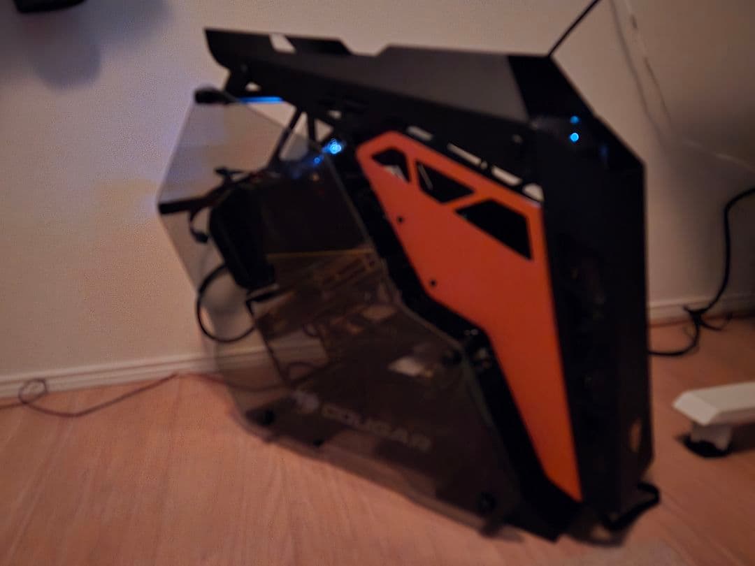 COUGAR CONQUERオープンフレーム PCケース 黒/オレンジ