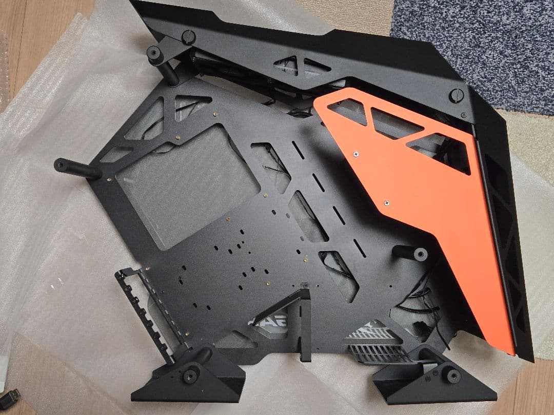 COUGAR CONQUERオープンフレーム PCケース 黒/オレンジ