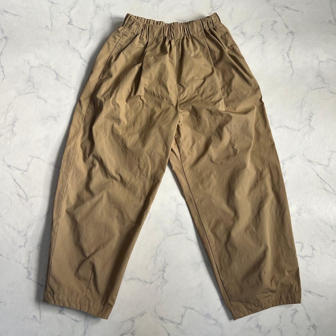 人気のかぐれ コットンクロップドパンツ　アーバンリサーチ　ベージュ