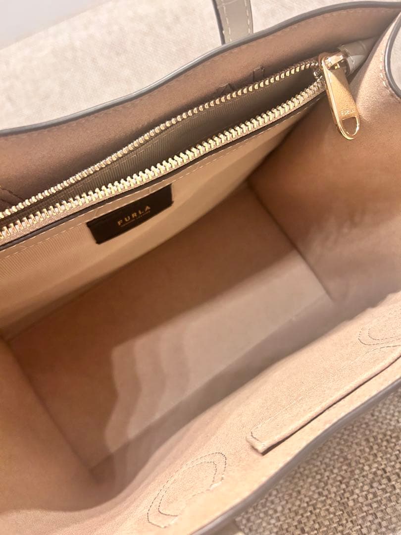 ｛新品未使用｝FURLA クロコ型押しレザー ハンドバッグ