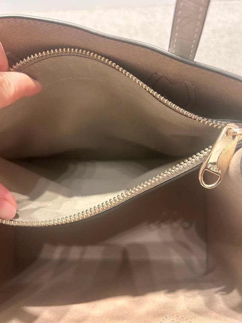 ｛新品未使用｝FURLA クロコ型押しレザー ハンドバッグ