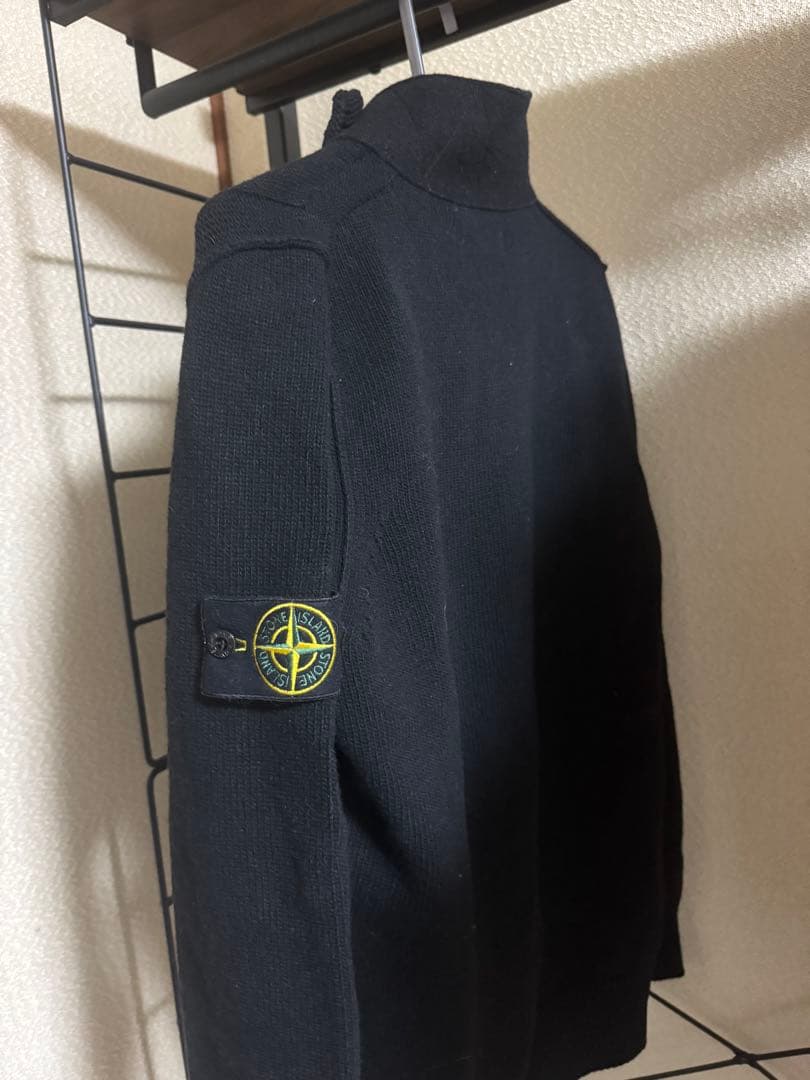 STONE  ブラックボタン付きニット