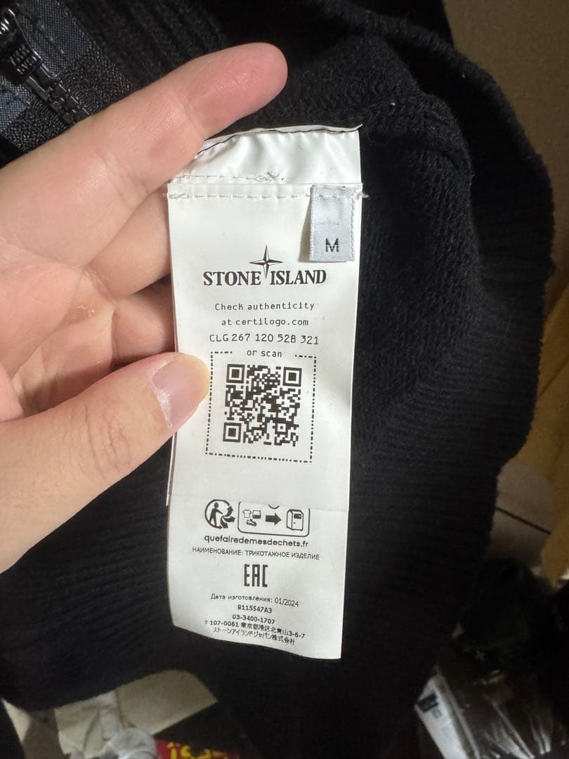 STONE  ブラックボタン付きニット