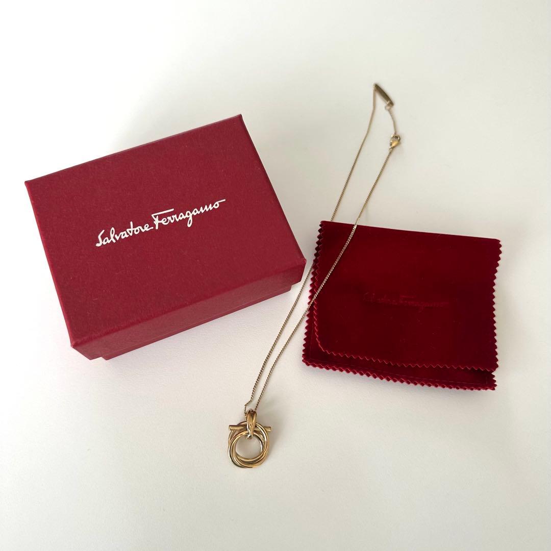 マリー　Salvatore Ferragamo ゴールドネックレス