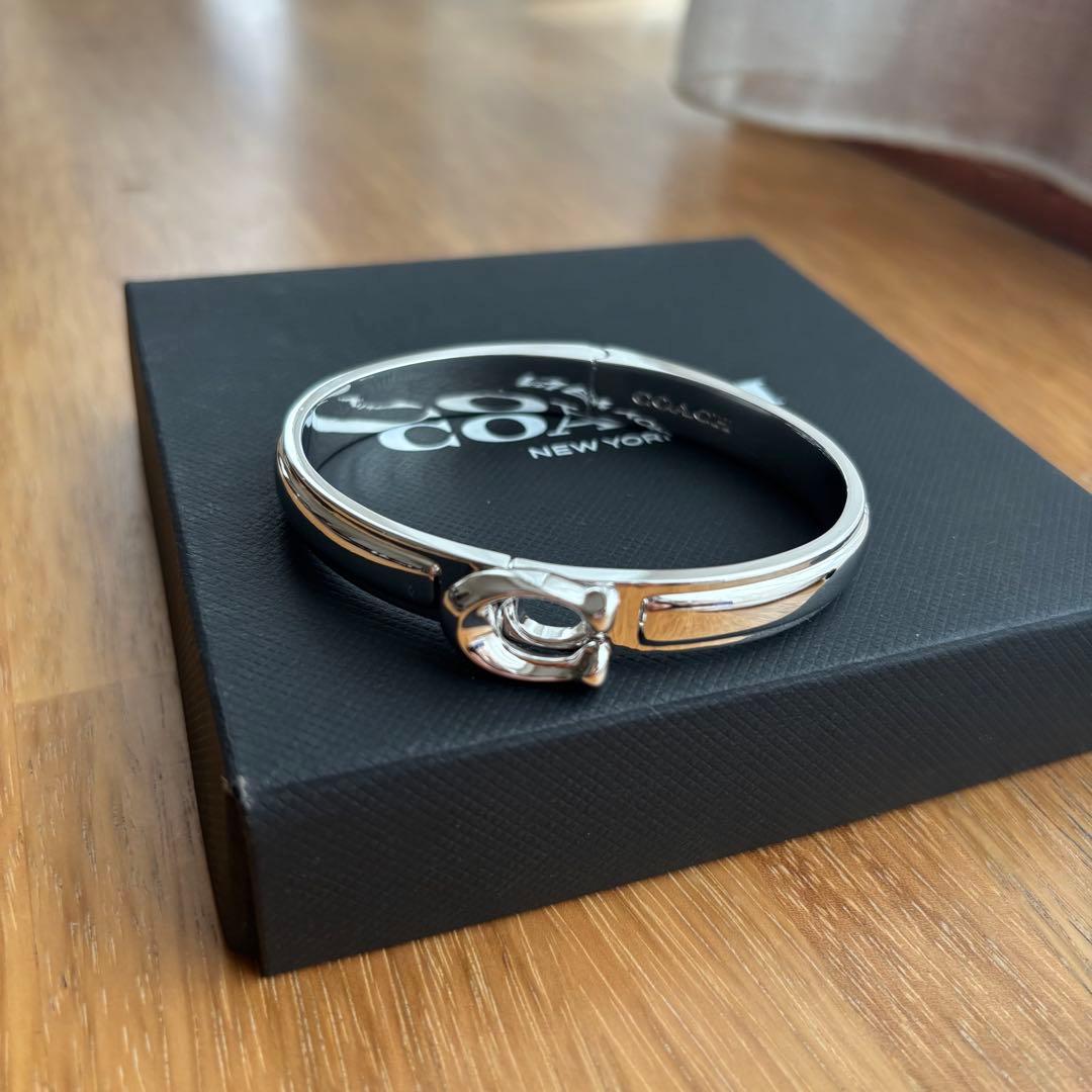 COACH バングル　シルバー　タビー エナメル ヒンジド バングル