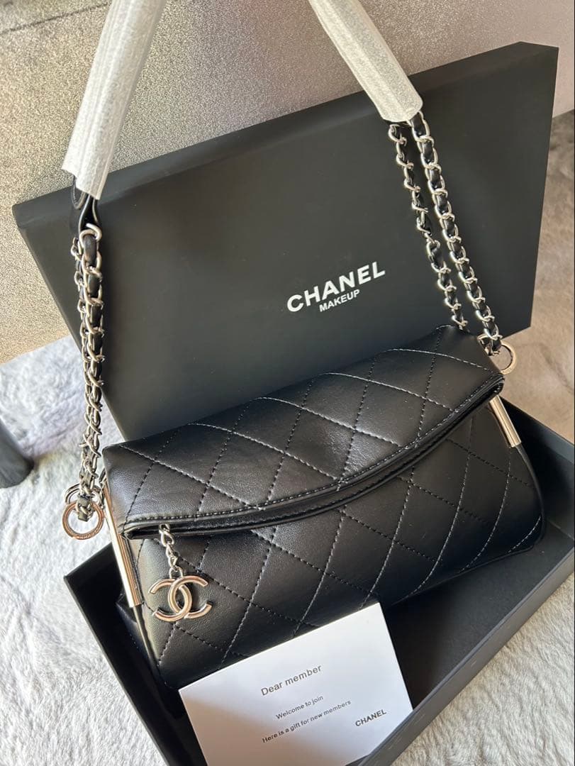 CHANEL ノベルティ シルバーチェーン ショルダーバッグ チャーム付き
