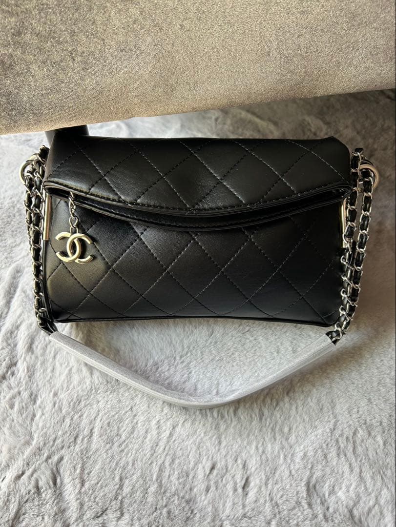 CHANEL ノベルティ シルバーチェーン ショルダーバッグ チャーム付き