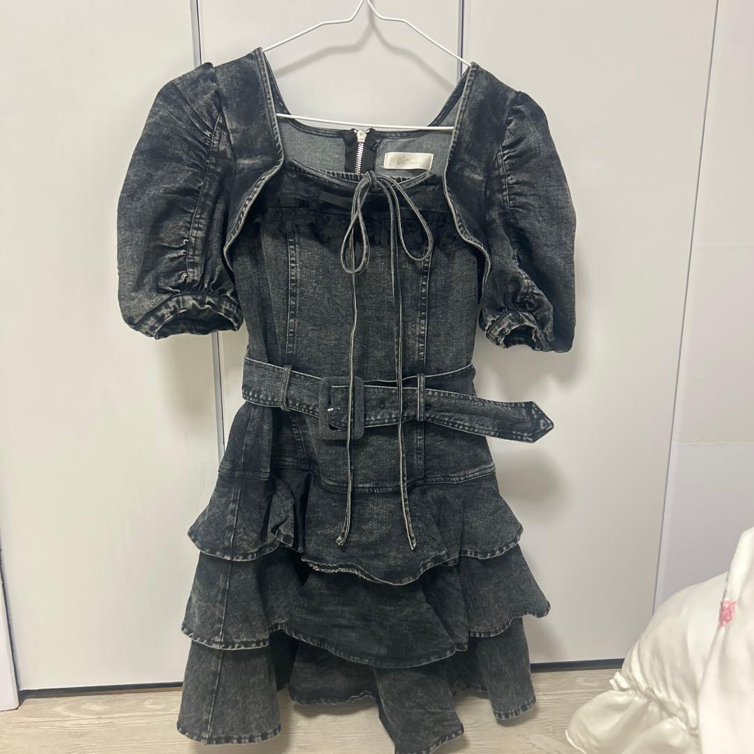 本日限り　pium ティアードフリルミニワンピース デニム 黒 ブラック