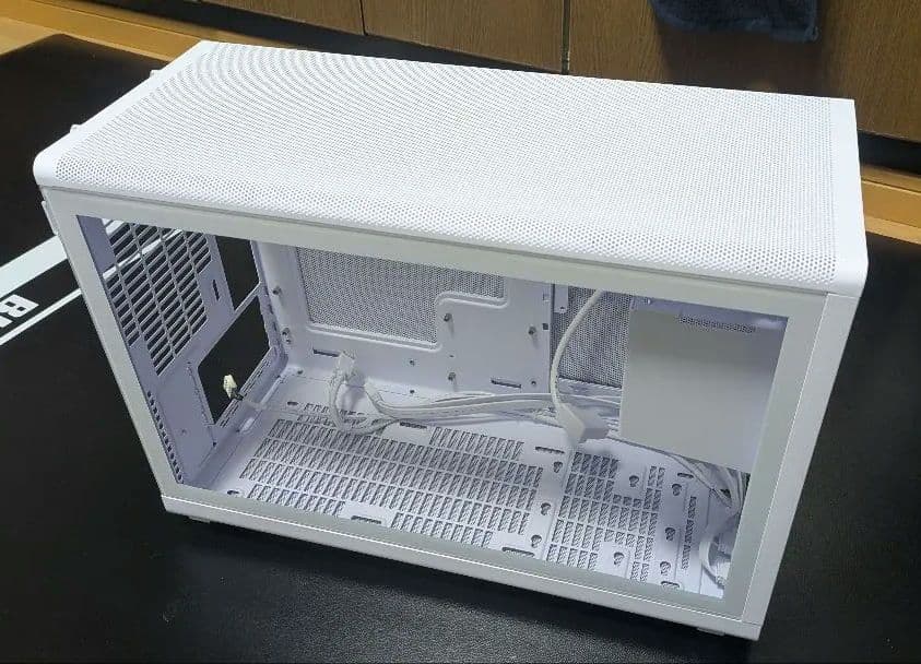 LIAN LI A3-mATX White PCケース