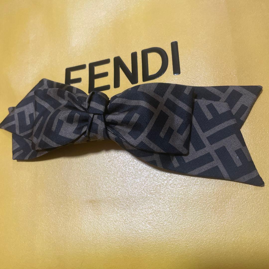 未使用に近い　フェンディ　FENDI バレッタ　ロゴ入り　リボン　デパート購入