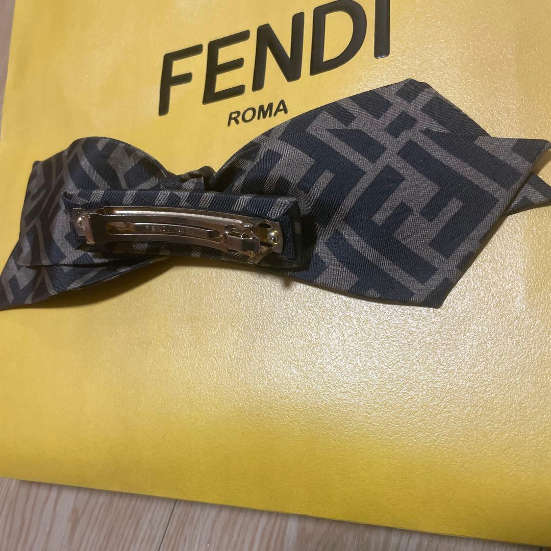未使用に近い　フェンディ　FENDI バレッタ　ロゴ入り　リボン　デパート購入