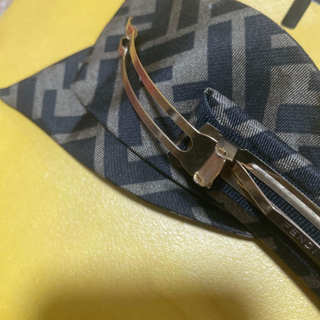 未使用に近い　フェンディ　FENDI バレッタ　ロゴ入り　リボン　デパート購入