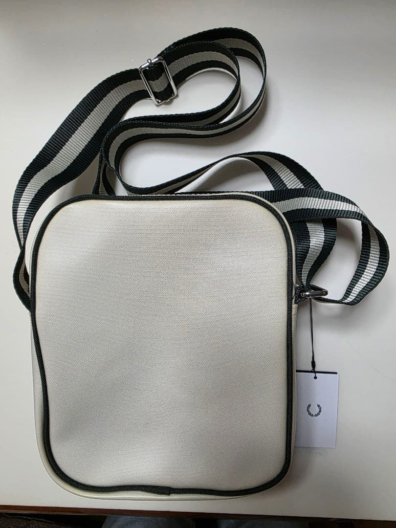 FRED PERRY　Classic Side Bag　ベージュ