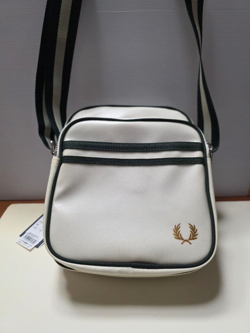 FRED PERRY　Classic Side Bag　ベージュ