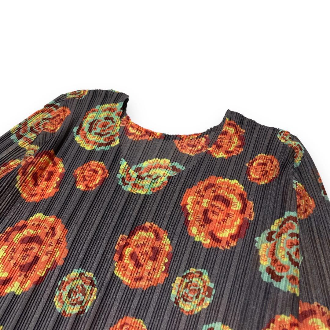 【薔薇を散りばめたデザイン】プリーツプリーズ カットソー 長袖 ボタニカル柄