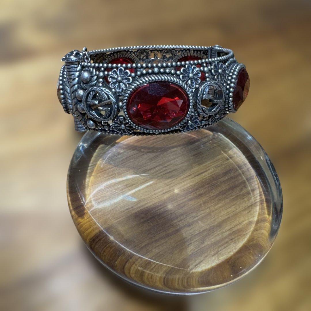 GUCCI ヴィンテージ　赤いストーンバングル