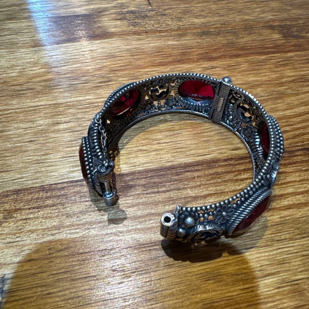 GUCCI ヴィンテージ　赤いストーンバングル