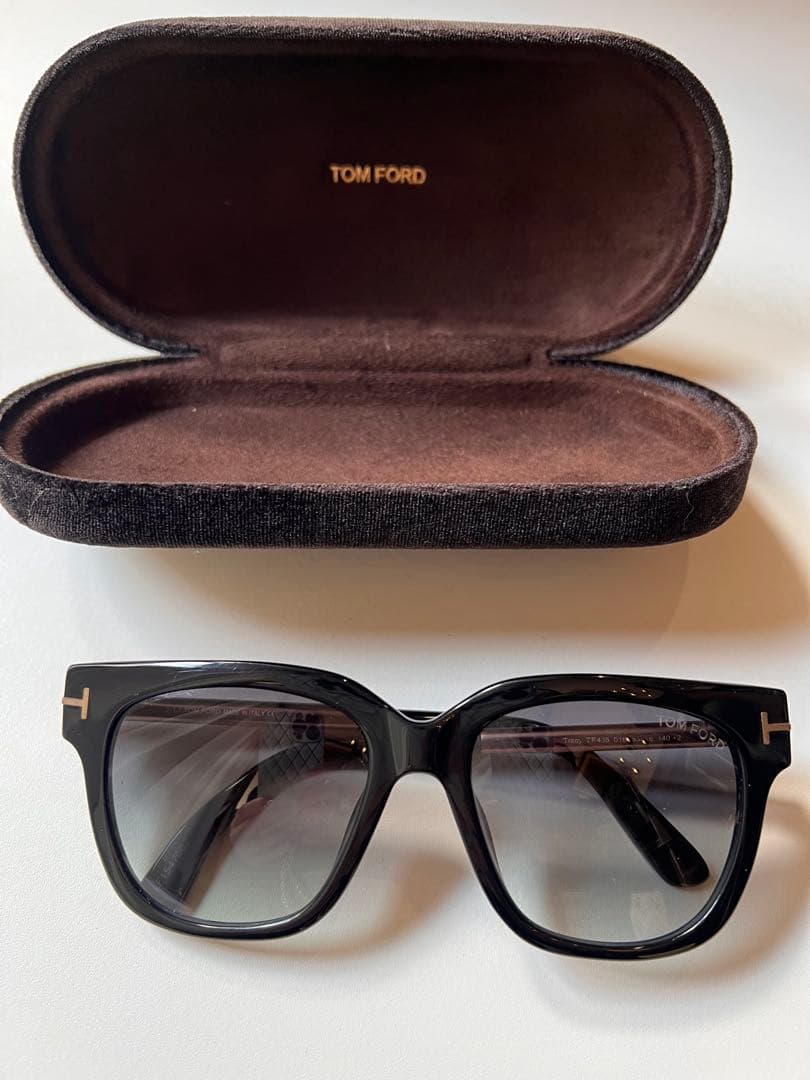 TOM FORD スクエア型サングラス ブラック　ケース付き