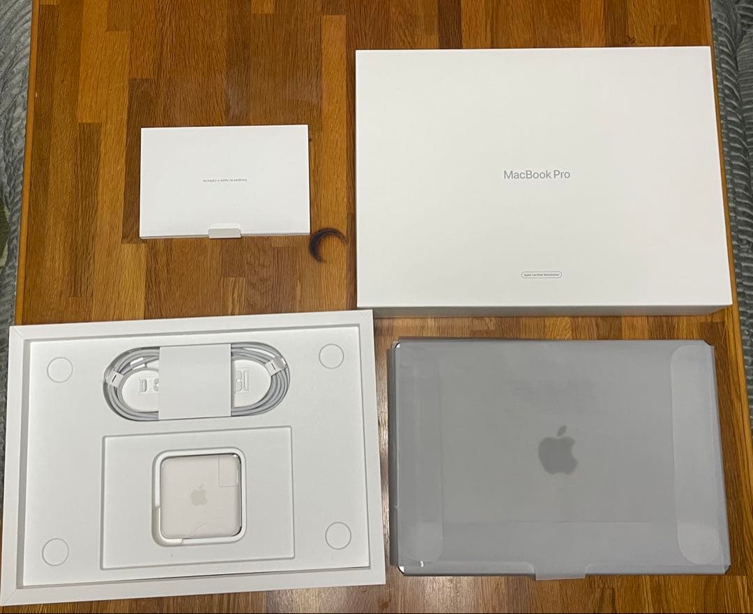 新品同様AppleM1 MacBook Pro シルバー　ストレージ512GB