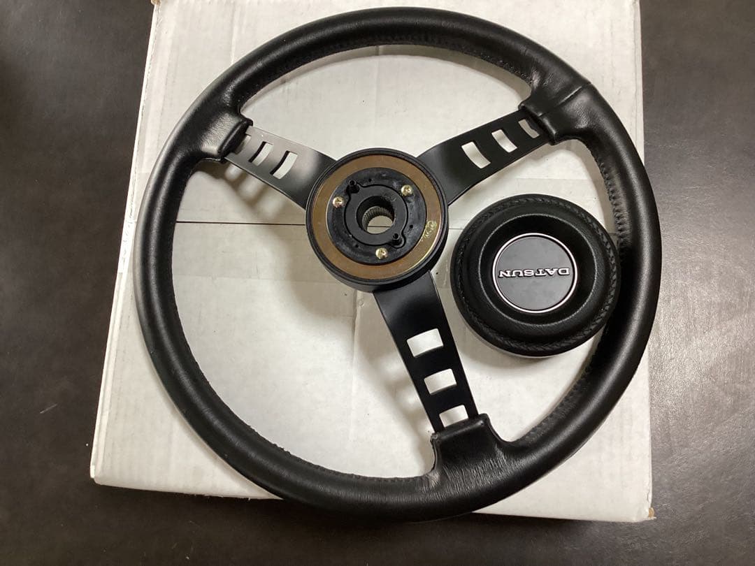 DATSUN ステアリングホイール 3本スポーク