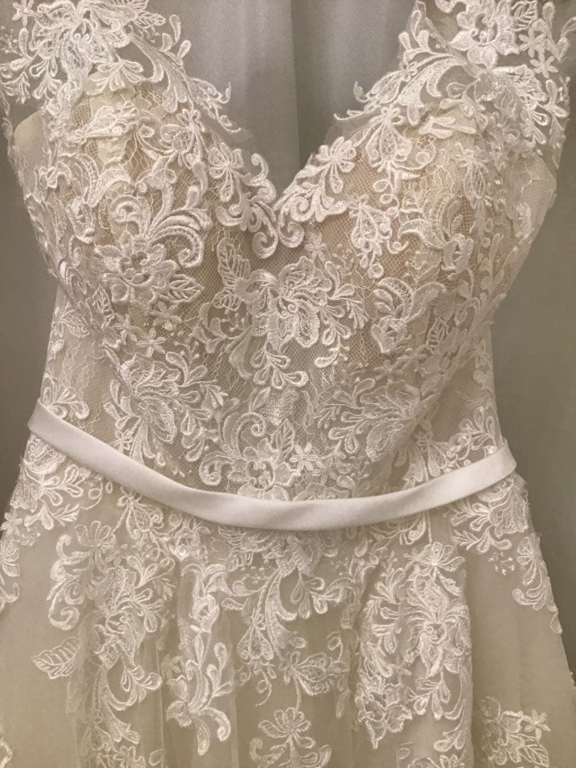 ホワイトレースウェディングドレス