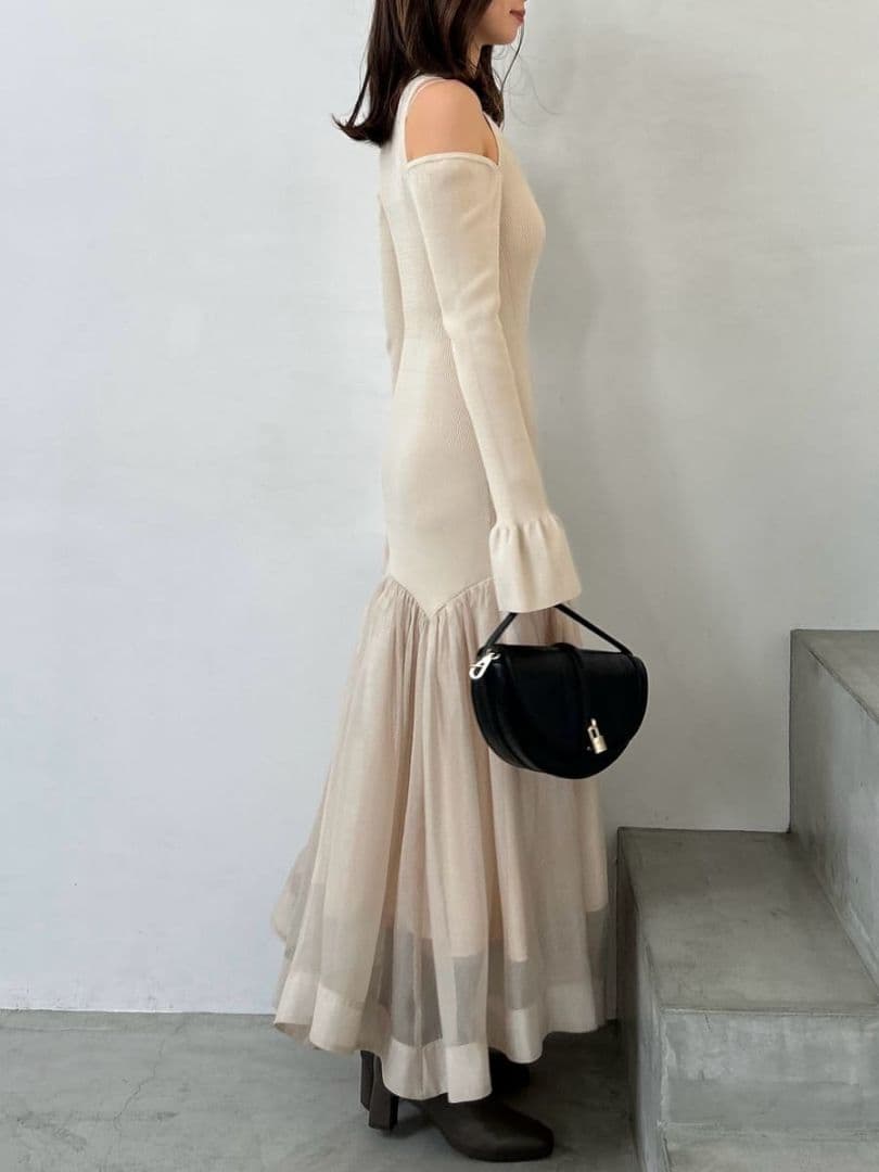 完売 SNIDEL Sustainableコールドショルダーニットワンピース