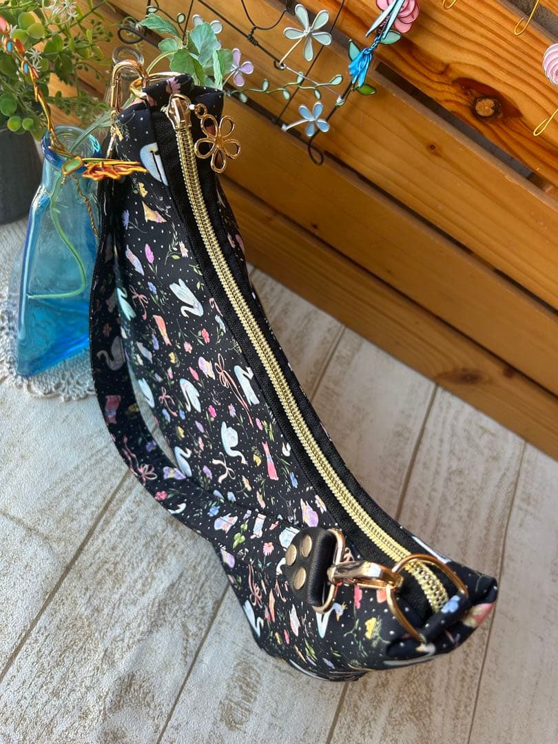 美和っち⭐︎三日月ショルダーバッグ、ジョリーフルール　Aスワン
