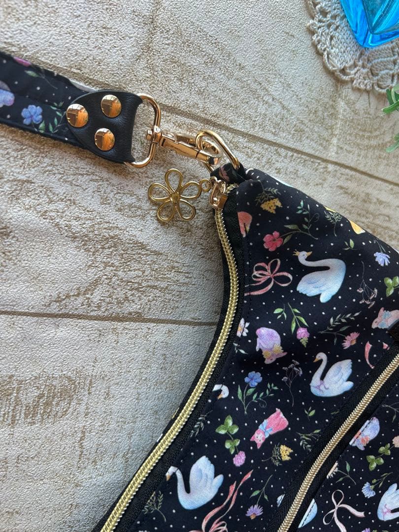 美和っち⭐︎三日月ショルダーバッグ、ジョリーフルール　Aスワン