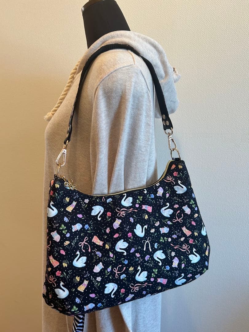 美和っち⭐︎三日月ショルダーバッグ、ジョリーフルール　Aスワン