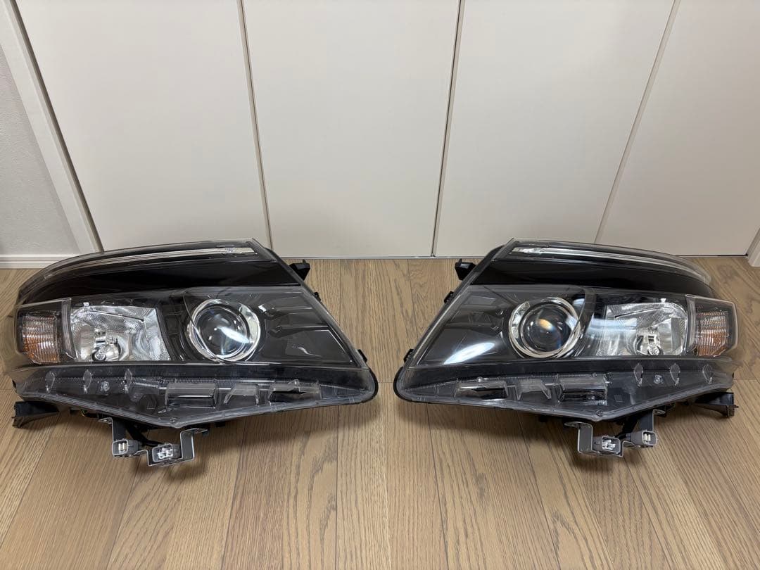 極美品取付部破損無し　トヨタ純正　80系ヴォクシー前期ZS ヘッドライトユニット