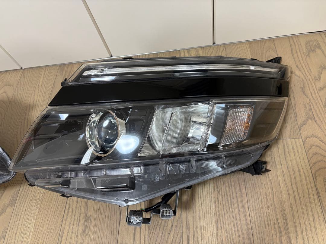 極美品取付部破損無し　トヨタ純正　80系ヴォクシー前期ZS ヘッドライトユニット