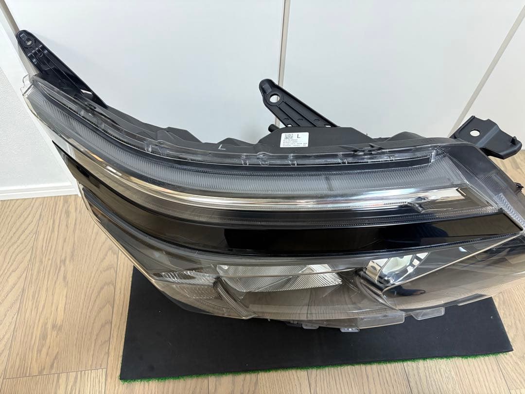 極美品取付部破損無し　トヨタ純正　80系ヴォクシー前期ZS ヘッドライトユニット