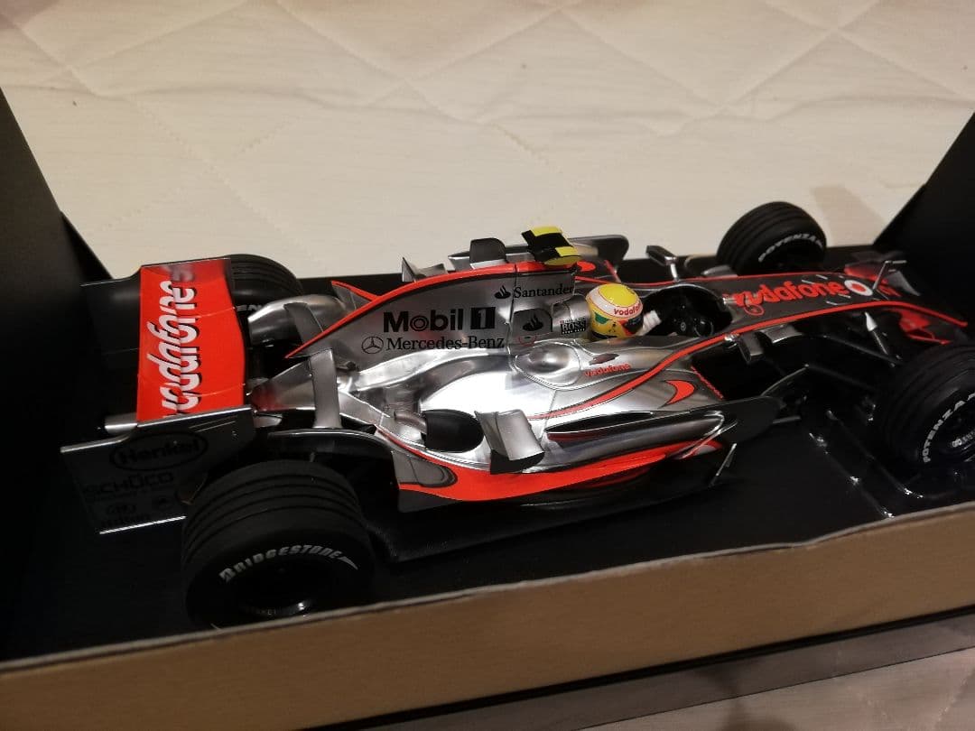 1/18 ミニチャンプス マクラーレン メルセデス MP4-22 L.ハミルトン