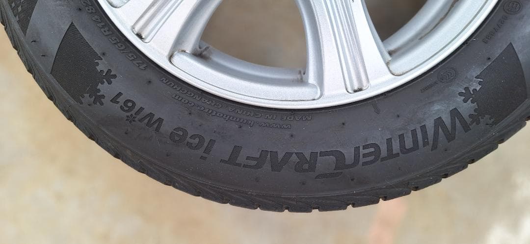 スタッドレスタイヤ&ホイール　４本セット　現地引き取り限定