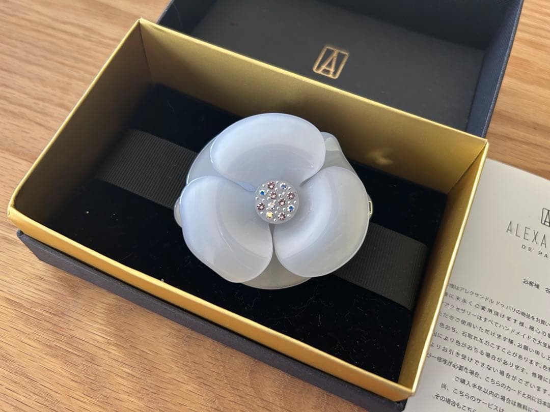 アレクサンドルドゥパリ 2色スワロフスキーのカメリア バレッタ 水色