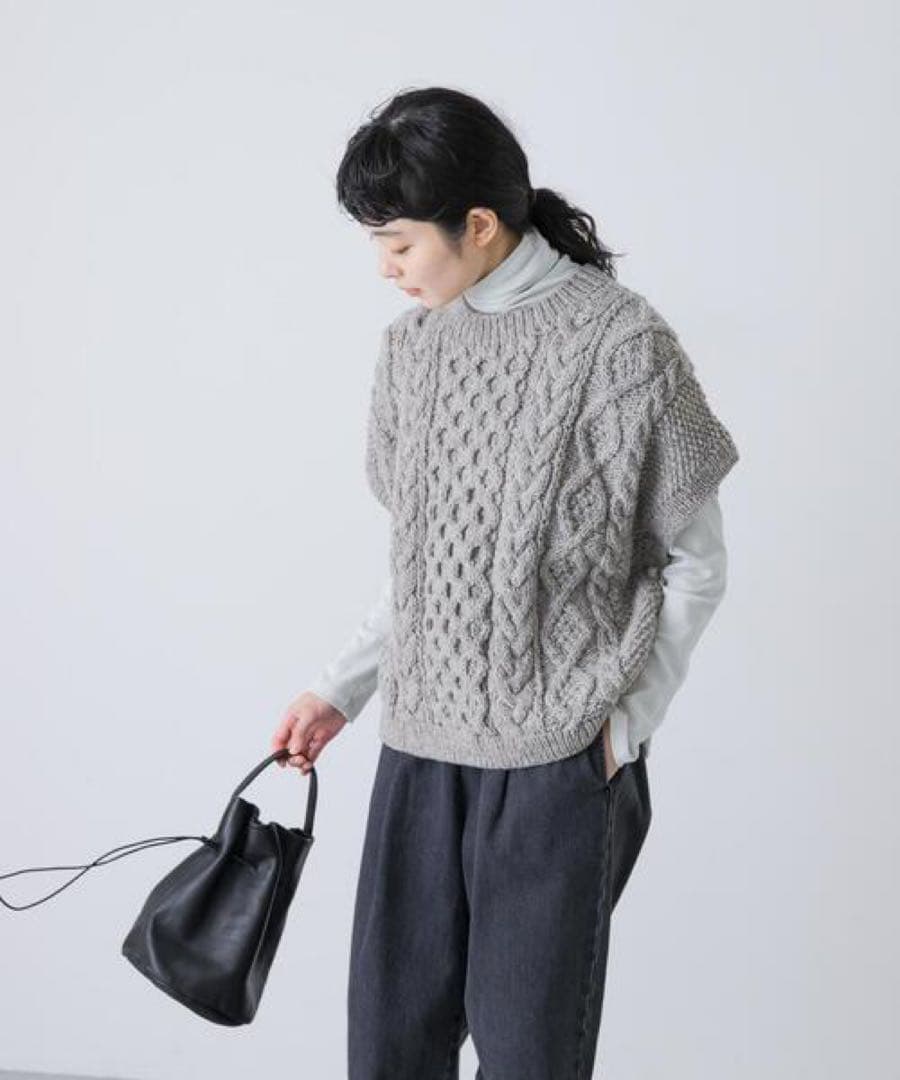新品　ペルーアランワイドベスト　グレー