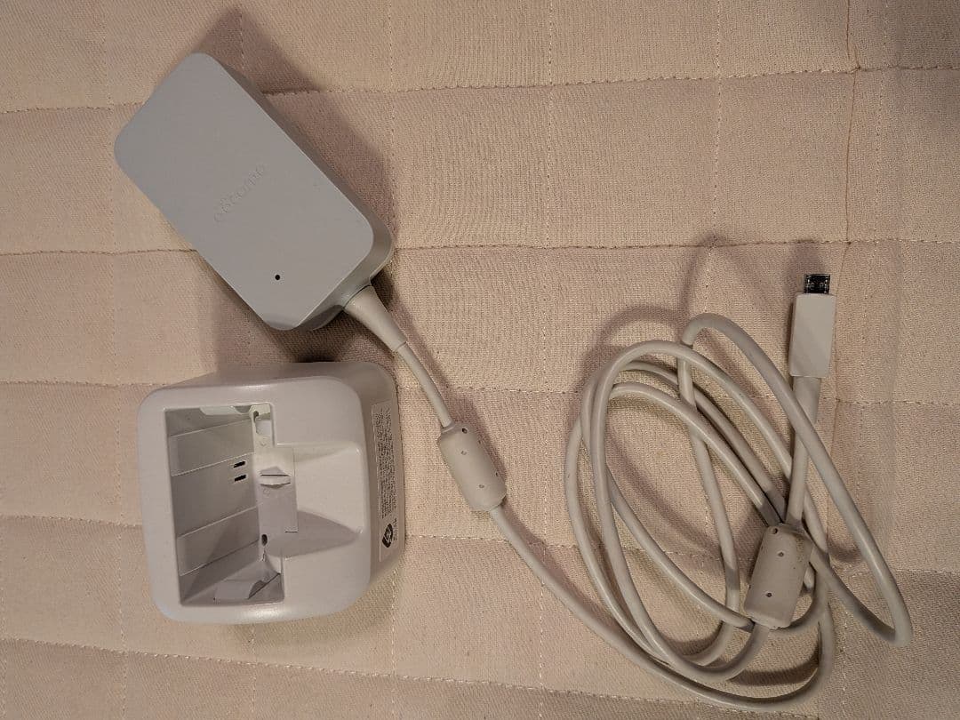 docomo らくらくホン F-02J ピンク 充電器付き