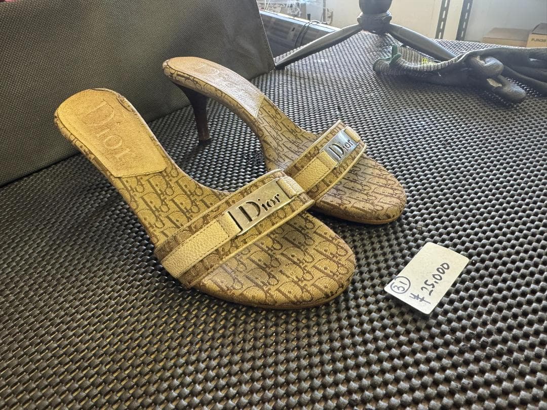 (4274W3)*ディオール クリーム ロゴ プレート ヒール