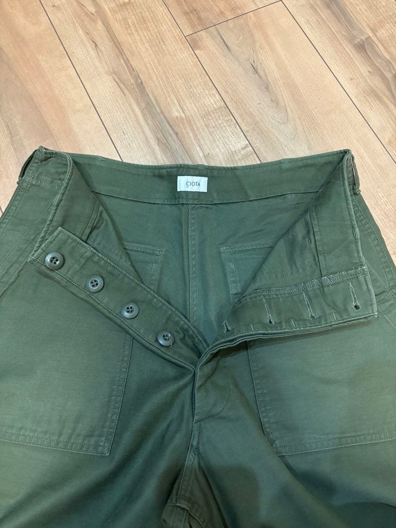 CIOTA スビンコットンバックサテンベイカーパンツ