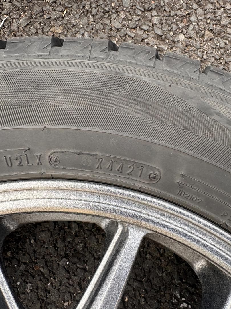 Yです。【送料込み】2021年製15インチアルミ付きスタッドレス 4本
