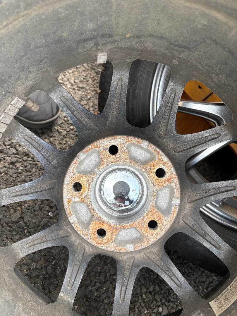 Yです。【送料込み】2021年製15インチアルミ付きスタッドレス 4本