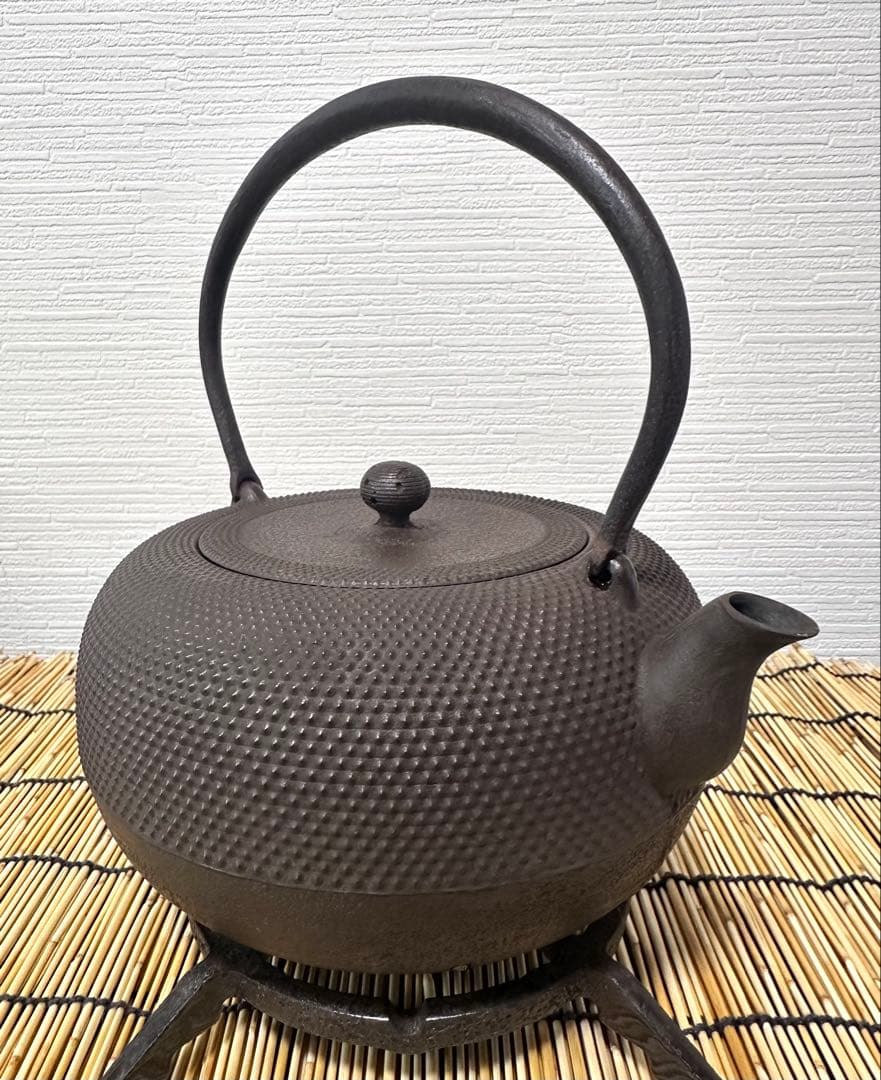 昭和期造、未使用品　南部勝清堂　１８型アラレ　鉄瓶　南部鉄瓶　南部鉄器　鉄瓶