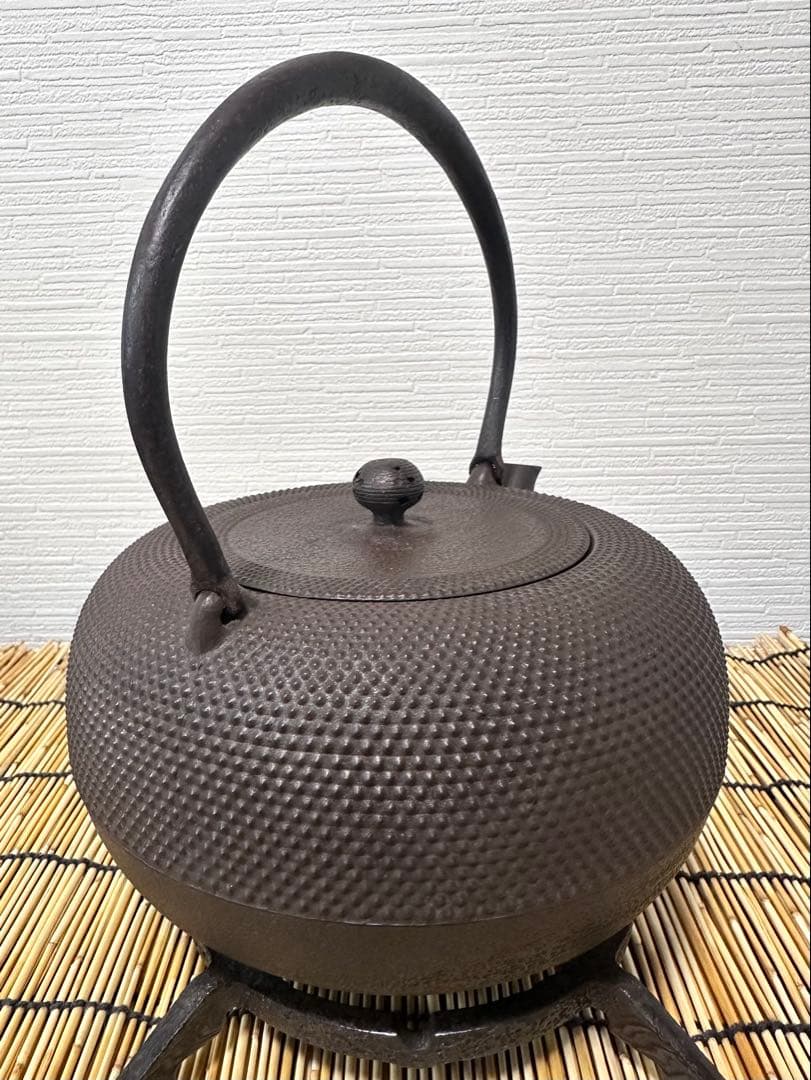 昭和期造、未使用品　南部勝清堂　１８型アラレ　鉄瓶　南部鉄瓶　南部鉄器　鉄瓶