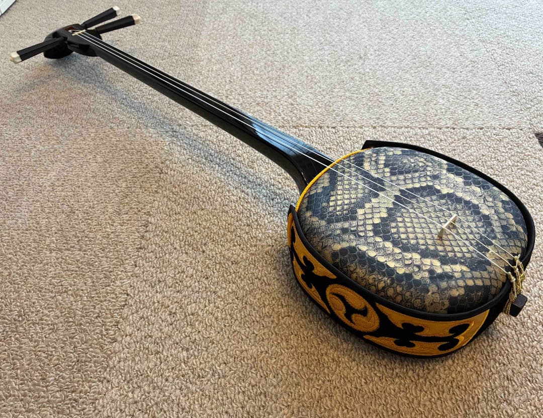 三線　沖縄　プリント人工皮　蛇味線　三味線　和楽器　爪、布他予備パーツ付属