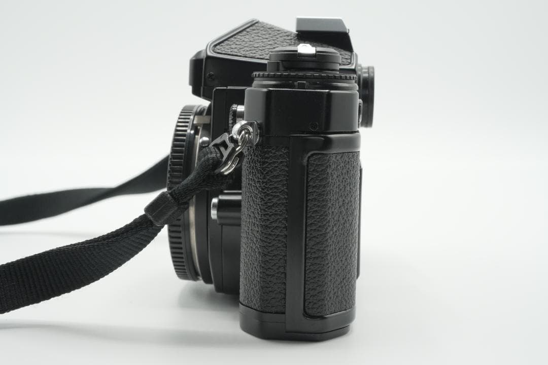 【美品】Nikon FE ブラック フィルムカメラ本体／前キャップ・ストラップ