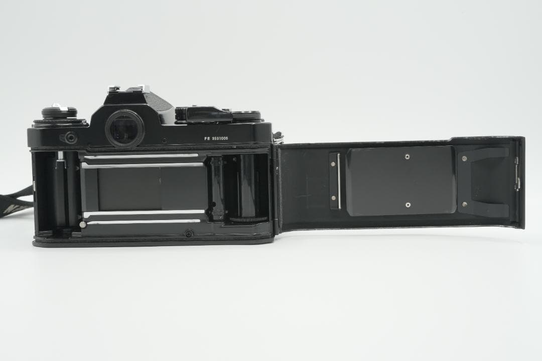 【美品】Nikon FE ブラック フィルムカメラ本体／前キャップ・ストラップ