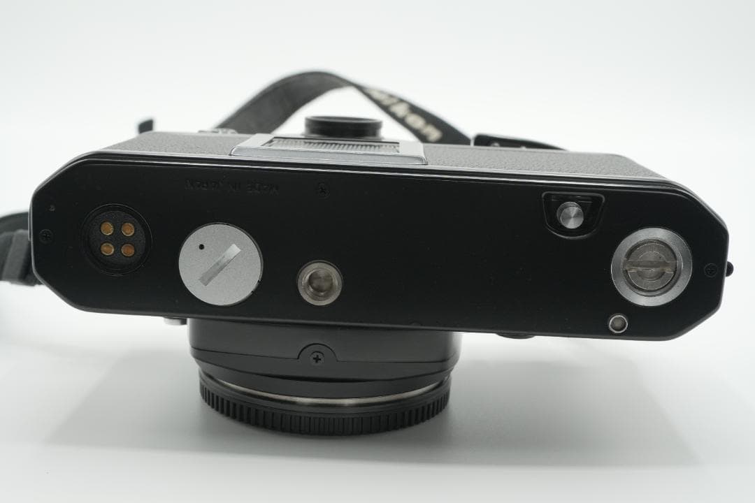 【美品】Nikon FE ブラック フィルムカメラ本体／前キャップ・ストラップ