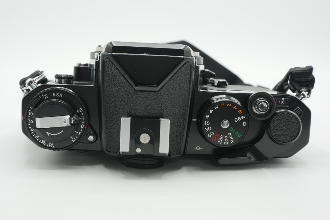 【美品】Nikon FE ブラック フィルムカメラ本体／前キャップ・ストラップ
